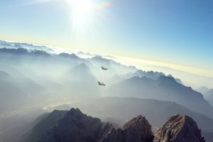 Au-dessus des Dolomites, l'incroyable vol de deux Français