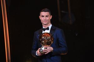 Cristiano Ronaldo et son 5e Ballon d'or.