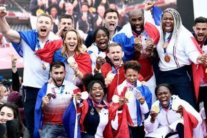 JO 2020: de retour à Paris, les médaillés olympiques fêtent leur exploit avec le public