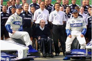 Frank Williams entouré de son équipe en mars 2001. À gauche, Ralf Schumacher et à droite, Juan Pablo Montoya.