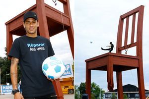 En images, Neymar devient ambassadeur de Handicap International