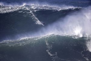 La vague de Nazaré, monstre des mers 
