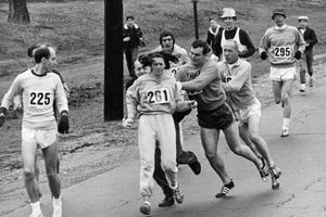 Kathrine Switzer participe en 1967 au marathon de Boston. En découvrant qu'une femme a pris part à la course, les organisateurs s'en prennent à elle. 