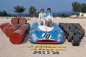 En juin 1973, sur le circuit Paul-Ricard au Castellet, Jean-Pierre Beltoise et François Cevert (à dr.) avec le prototype Matra 670. Cevert n’a alors plus que quelques mois à vivre. Beltoise vient de s’éteindre à l’âge de 77 ans. 