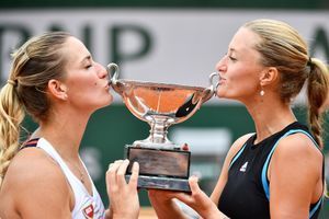 Kristina Mladenovic a remporté le titre en double dames à Roland-Garros, associée à la Hongroise Timea Babos.