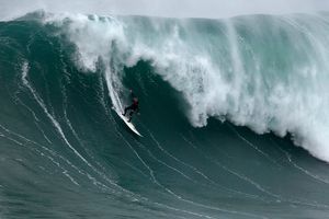 L'homme qui surfe la plus haute vague du monde