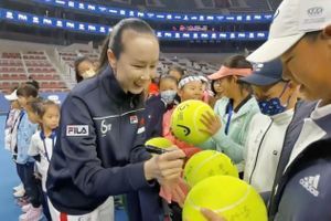 Peng Shuai apparaît sur des photos des Fila Kids Junior Tennis Challenger Finals, publiées sur le compte officiel Weibo du China Open. 