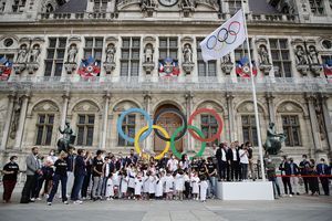 Le drapeau olympique flotte sur Paris
