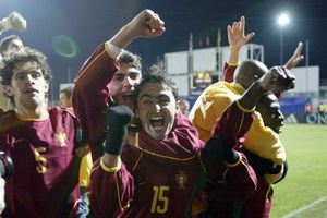 Les joueurs portugais fêtent la victoire sur l'équipe de France espoirs