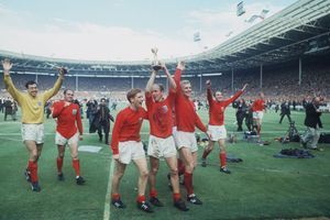 Les joueurs anglaise brandissent le trophée Jules Rimet en 1966, après avoir remporté la Coupe du monde à domicile. 
