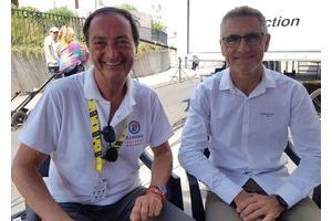 Michel-Edouard Leclerc et Laurent Jalabert mardi à Nîmes sur la zone d'arrivée. L'un a rejoint le lieu de rendez-vous à vélo empruntant un bout de parcours du Tour, l'autre s'apprête à commenter l'étape pour France Télévisions. 