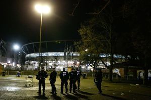 Le police allemande devant le stade où devait se tenir la rencontre Allemagne-Pays-Bas. 
