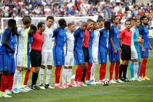 Le stade de France chante en hommage aux victimes des attentats