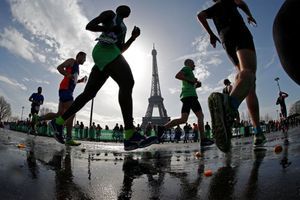 Les champions du marathon brillent sous le soleil de Paris