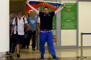 Alexandre Chpryguine avec un drapeau russe à l'aéroport de Moscou le 18 juin dernier, après avoir été expulsé de France. 
