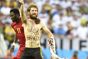 Le "streaker" du match Allemagne-Ghana portait sur lui des inscriptions nazies. 