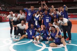 L'équipe de France masculine de volley-ball après sa victoire aux Jeux Olympiques à Tokyo le 7 août 2021