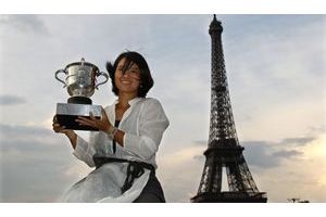  Samedi 4 juin, pont de Bir-Hakeim. Désormais classée 4e meilleure joueuse mondiale, Li Na serre contre elle la coupe Suzanne-Lenglen, remportée quelques heures auparavant.