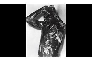  Cette statue de bronze qui est estimée à 1 milliard d’anciens francs représente le grand Pelé en train de prendre sa douche.