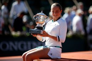 Jelena Ostapenko remporte le premier titre de sa jeune carrière, à Roland-Garros.