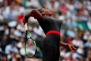 Serena Williams dans une combinaison noire lors de son match au premier tour du tournoi de Roland-Garros.