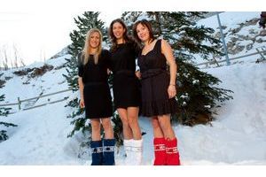  Par – 8 °C, les filles ont accepté de poser en petite robe noire, Moon Boots tricolores aux pieds. Ces trois sportives assument pleinement leur féminité.