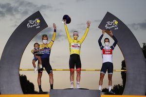 Tour de France : Bennett s'offre l'étape des Champs, Pogacar sacré