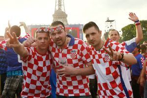 Des supporters croates dans la fan-zone du Champ de Mars