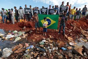 Les manifestations continuent au Brésil, dénonçant l'indécence des moyens économiques nécessaires à l'organisation de la Coupe du Monde. 