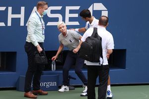 Novak Djokovic s'est immédiatement excusé auprès de la juge de ligne. 