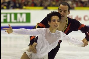 Sarah Abitbol et le patineur Stéphane Bernadis sur la glace en 2000. 