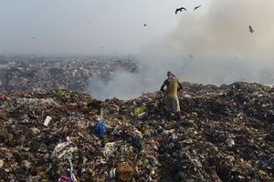 A New Delhi, la montagne géante de déchets ne réduit pas