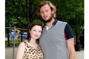 Amaury Leveaux et sa compagne, Elizaveta, à la soirée VIP pour l'ouverture de la fête des Tuileries le 26 juin dernier. 