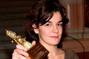 Virginie Sauveur reçoit le prix de la fiction de l'année 2003 pour «Quelques Jours Entre Nous».