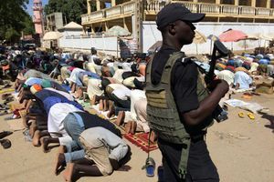 Lors des grands rassemblements, ici en 2015 lors d'une prière devant une mosquée au Cameroun, les forces de l'ordre sont sur le qui-vive. 