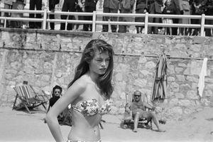 A 18 ans, sur la plage du Carlton pendant le Festival de Cannes, en 1953. 