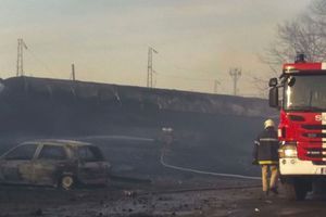 Un pompier devant un wagon renversé à Hitrino, en Bulgarie.