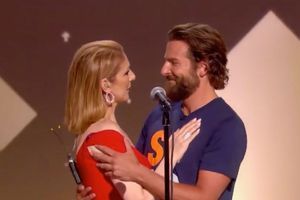 Céline Dion et Bradley Cooper sur la scène du gala de l'association "Stand Up To Cancer"