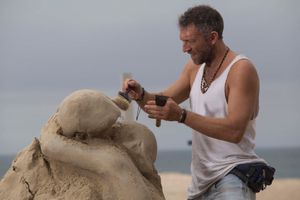 Vincent Cassel en sculpteur sur sable dans « Rio, eu te amo »
