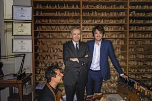 Bernard et Antoine Arnault dans l’atelier Berluti du 33 rue Marbeuf, devant la bibliothèque où sont alignées les formes en bois de chaque client. Avec Carlos, artisan de pied.