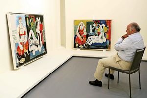 David Nahmad devant la version H et la version J du tableau « Les femmes d’Alger » de Pablo Picasso, au Grimaldi Forum, le 6 juillet.