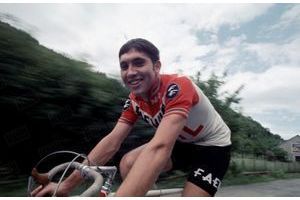 Eddy Merckx, vainqueur du Tour 1969, est en reconnaissance sur le parcours du Tour 1970 pour la radio RTL, en juin 1970. Le commentaire du favori sur l'étape du jour -alternant avec celui de Poulidor- passe tous les matins sur l'antenne. 