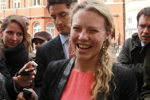 Sarah Harrison en juin 2012, devant l'ambassade équatorienne à Londres.