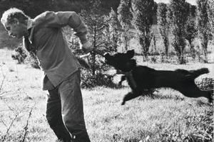 Avec son chien Kaf, en 1965, dans le jardin de sa maison de campagne de Crespières, un ancien moulin des Yvelines.