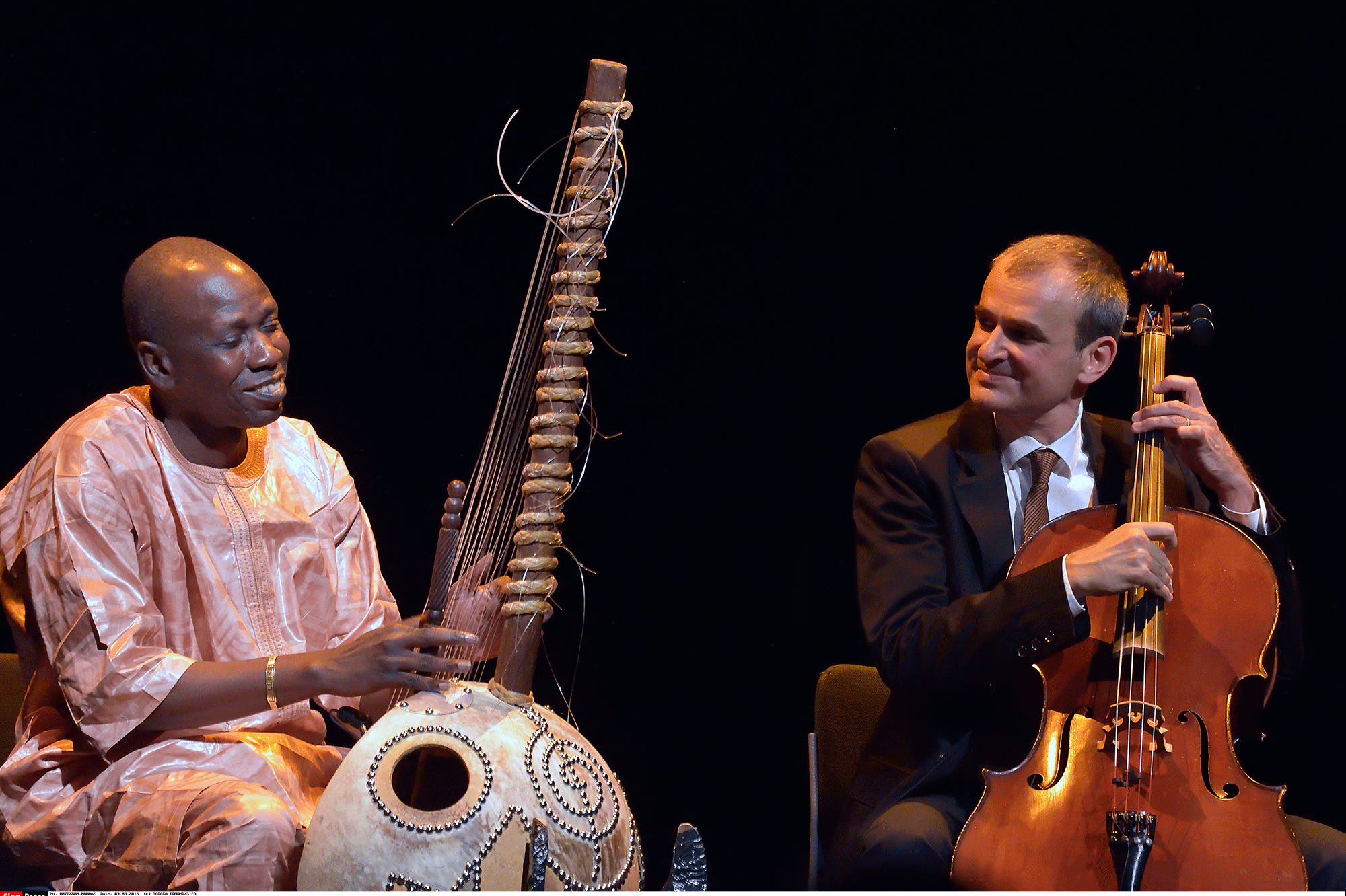 Le joueur de kora malien Ballaké Sissoko et le violoncelliste francais Vincent Segal en concert au Festival "Jazz à la Villette" à Paris, le 9 septembre 2015 
