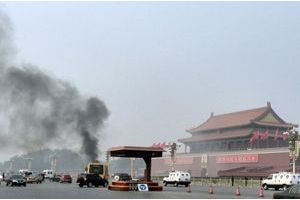 Le véhicule s'est embrasé place Tiananmen.