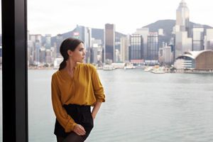 Joyce (re)découvre l’île de Hongkong depuis la suite présidentielle de l’hôtel InterContinental.