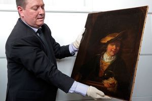 Le colonel Stéphane Goffeni tient «L'enfant à la bulle de savon» de Rembrandt à Nice. 