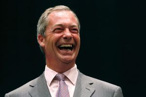 Nigel Farage éxulte après l'annonce des résultats des élections européennes. 