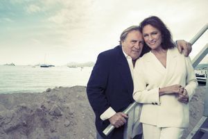 Samedi 17 mai, sur la plage du "Grand Journal" de Canal+, Gérard Depardieu et Jacqueline Bisset avant la projectionn exceptionnelle sur grand écran de "Welcome to New York", dans lequel ils incarnent des personnages inspirés par DSK et Anne Sinclair.